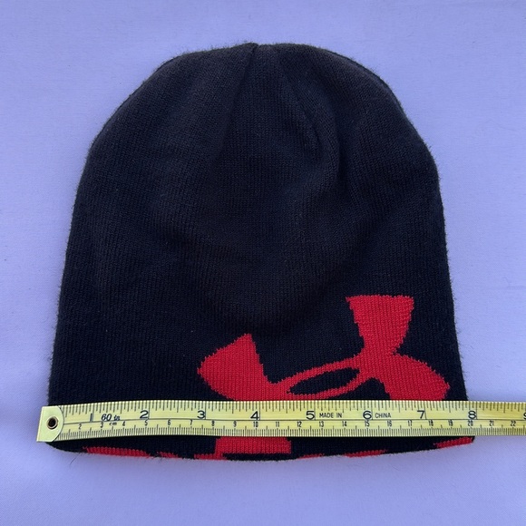 Under Armour Youth Knit Beanie UA LOGO ONE SIDE, BLACK & RED ABSTRACT OPPOSITE - Picture 10 of 10